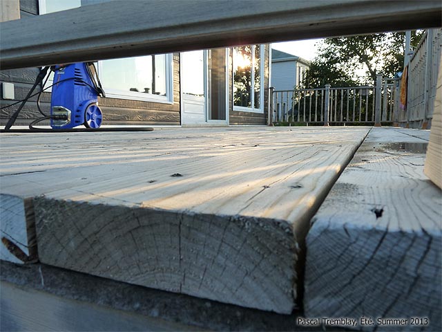 Nettoyer le platelage d'une terrasse en bois