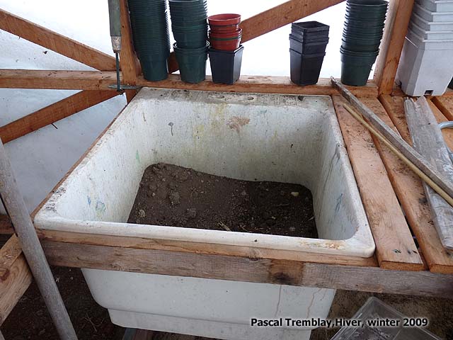 Construire une table ou banc de rempotage avec vier pour la terre - vier de service en plastique - Table de plantation -